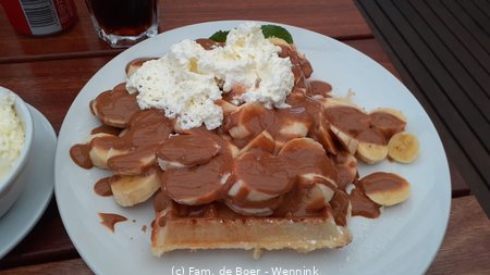 191222_131618-09 wafel met banaan, slagroom en caramelsaus.jpg